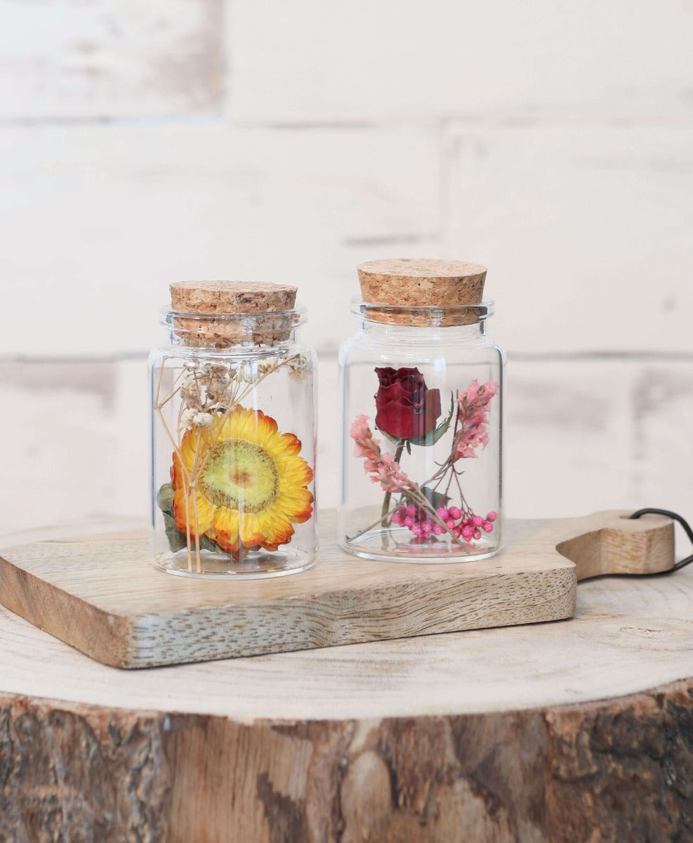 Tube en verre avec 2 fleurs séchées différentes Ø4.5cm - 7,5 cm haut (12 pièces.) [IFS-29345]