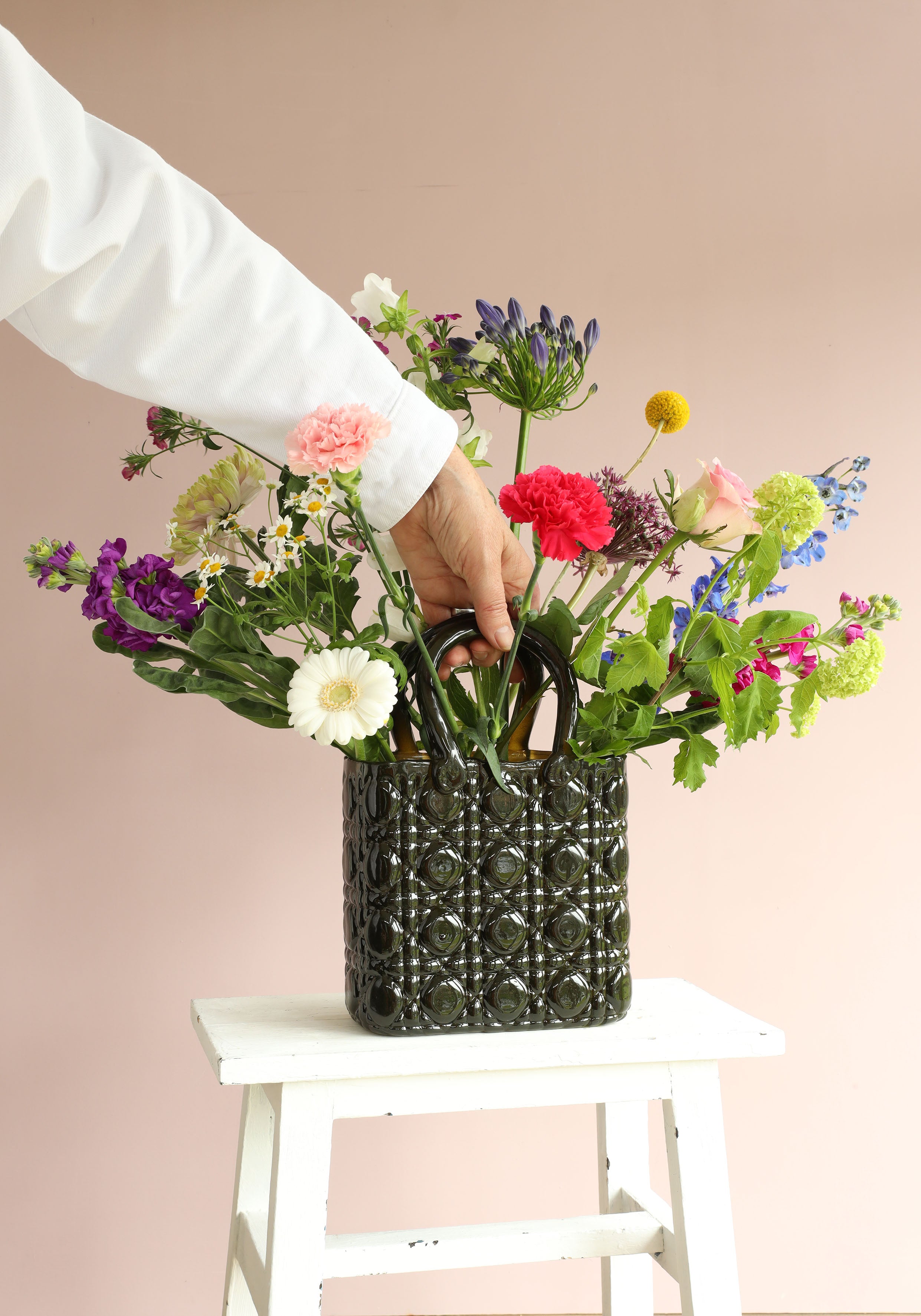 Vase sac à main Elysee poignée en verre L.14 x l.9,5 x H.22 cm vert foncé (1 pc) [IFS-37235]