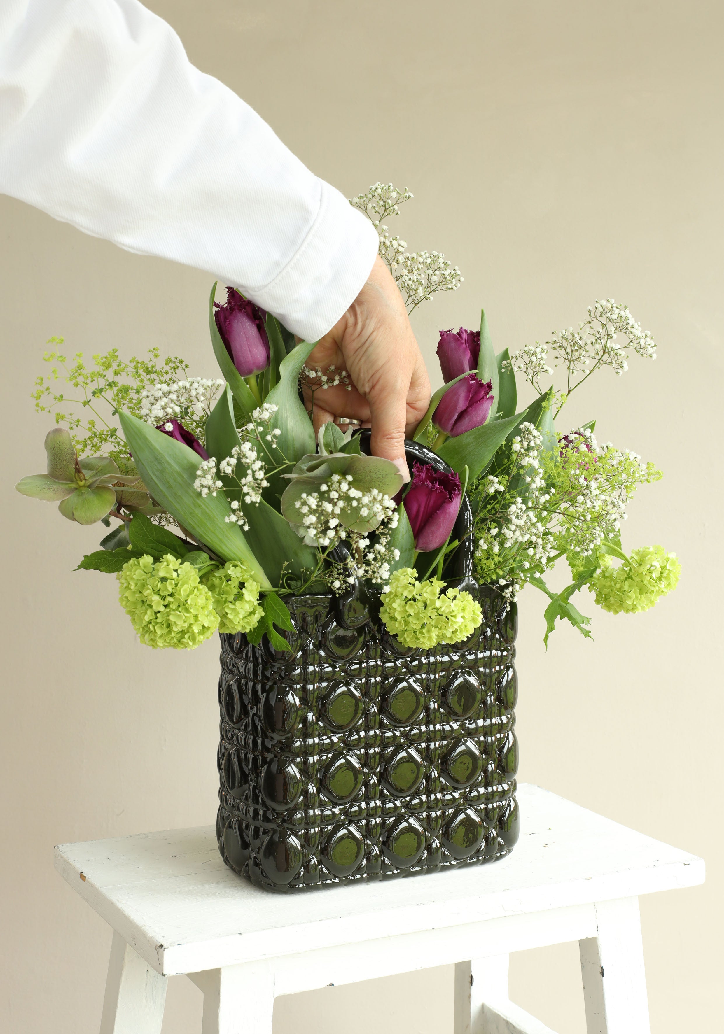 Vase sac à main Elysee poignée en verre L.14 x l.9,5 x H.22 cm vert foncé (1 pc) [IFS-37235]