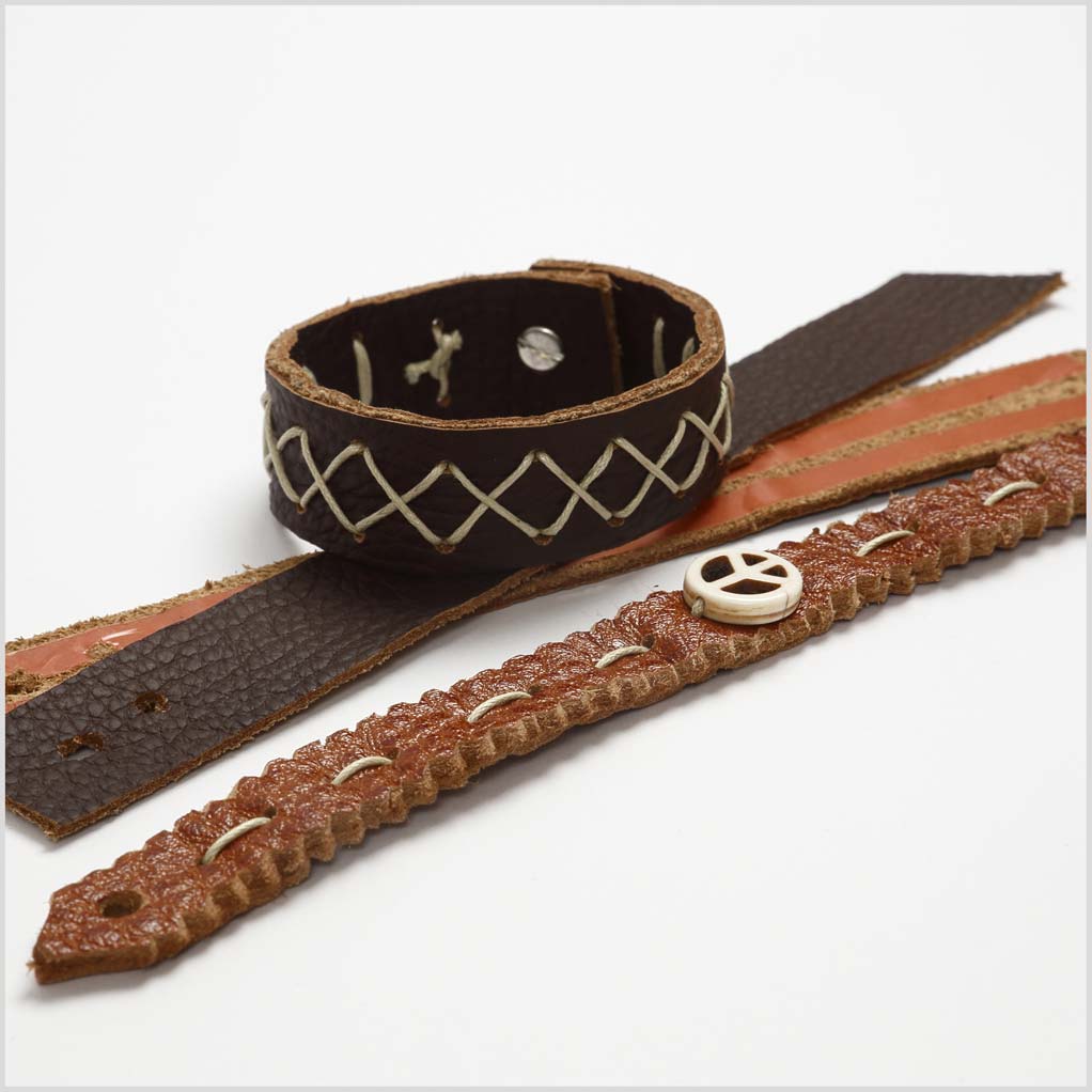 Cuir véritable, ép. 1,0-1,2 mm, la couleur peut varier,Le contenu peut varier , ass. de couleurs, 2 kg/ 1 Pq. [HOB-44915]